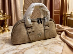 Женская замшевая сумка-багет Pinko Bowling Bag, бежевая