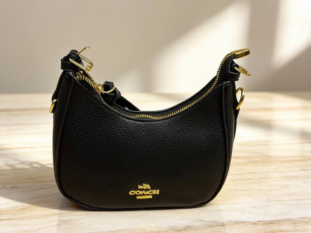 Женская брендовая сумка-багет Coach (Коуч) черная из зернистой экокожи