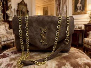 Коричневая сумка из натуральной замши с золотой цепочкой в стиле YSL