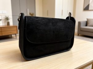 Черная женская сумка кросс-боди из искусственной замши